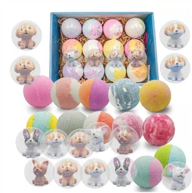 قنبلة حمام الأطفال الطبيعية مع ألعاب صغيرة في الداخل